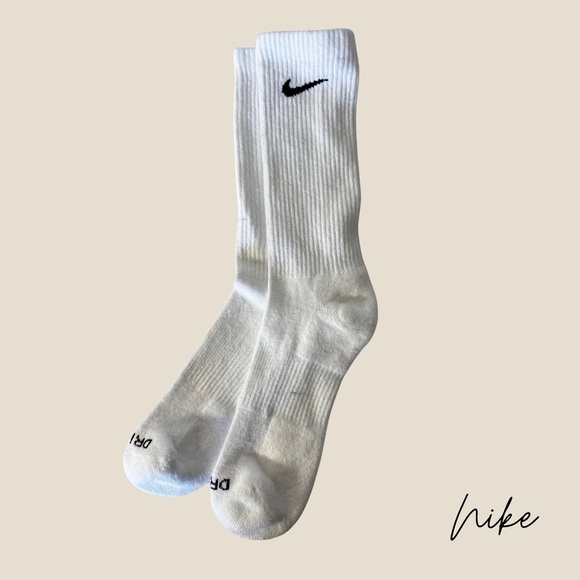 💸 FREE with $50+ Bundle - NWT Nike White Athletic Socks Ankle Length - Picture 1 of 3